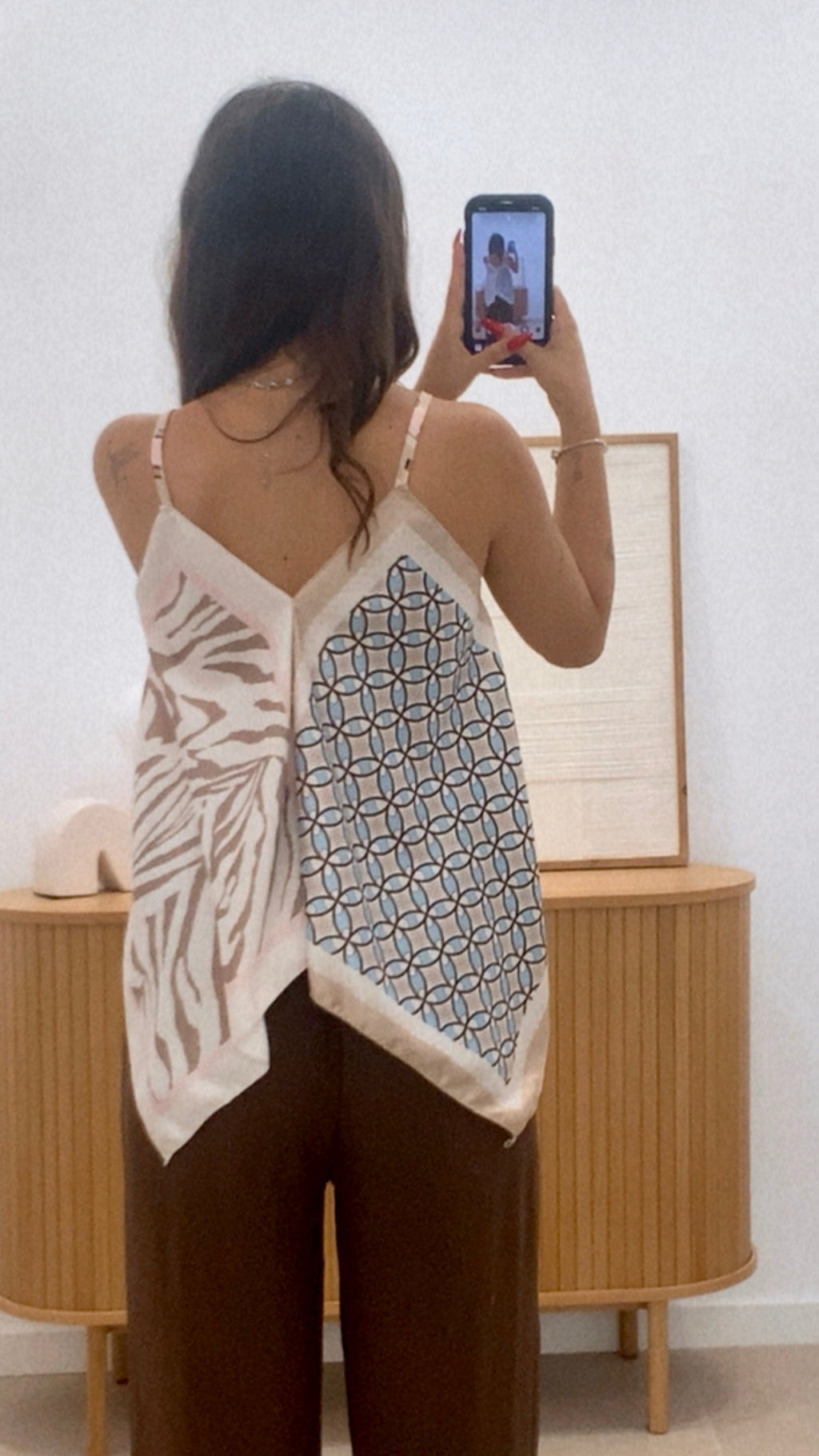 TOP ASIMÉTRICO ESTAMPADO Y TIRANTES