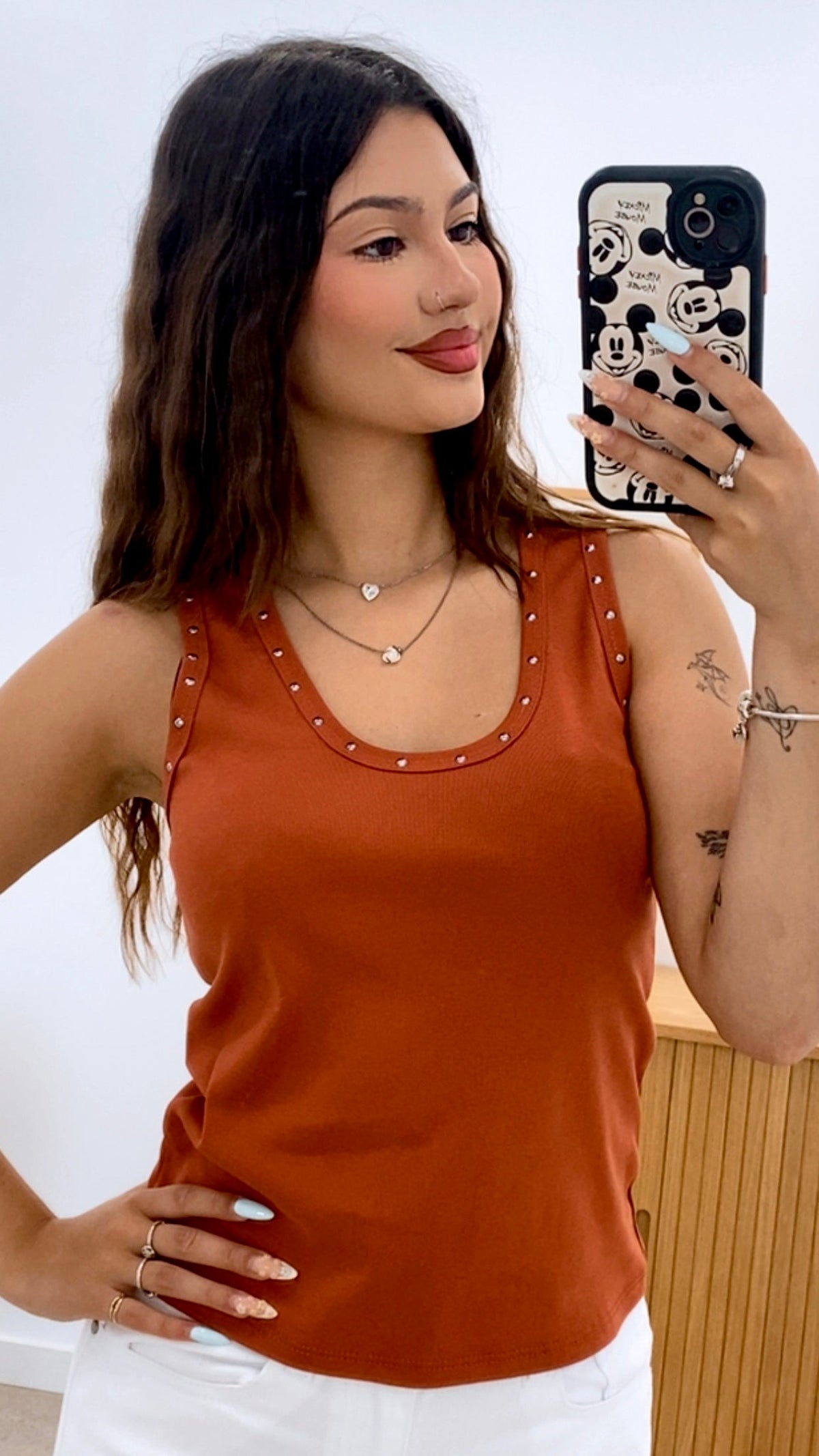 CAMISETA  UNICOLOR TIRANTE Y TACHAS