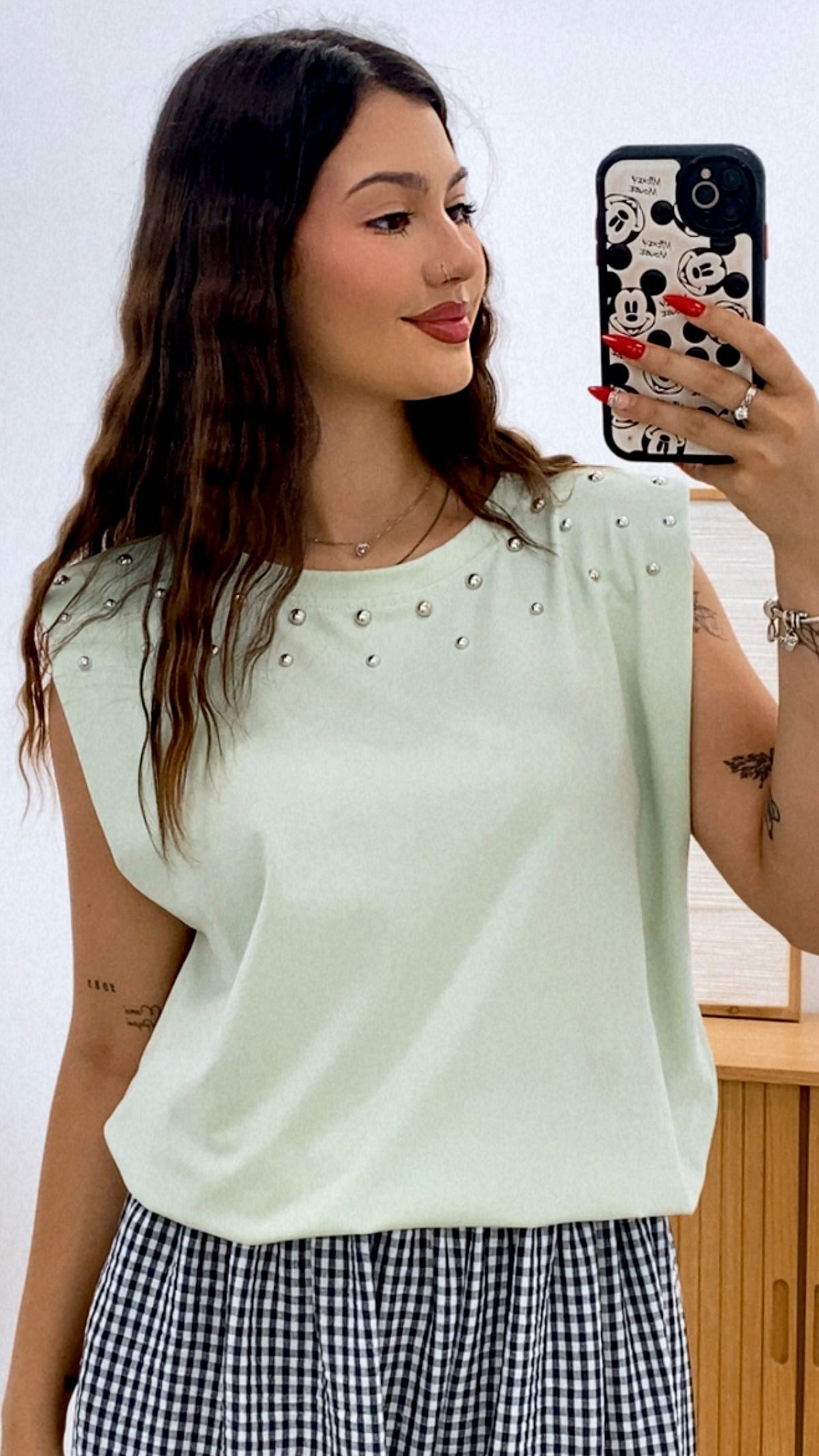 CAMISETA HOMBRERAS Y TACHAS