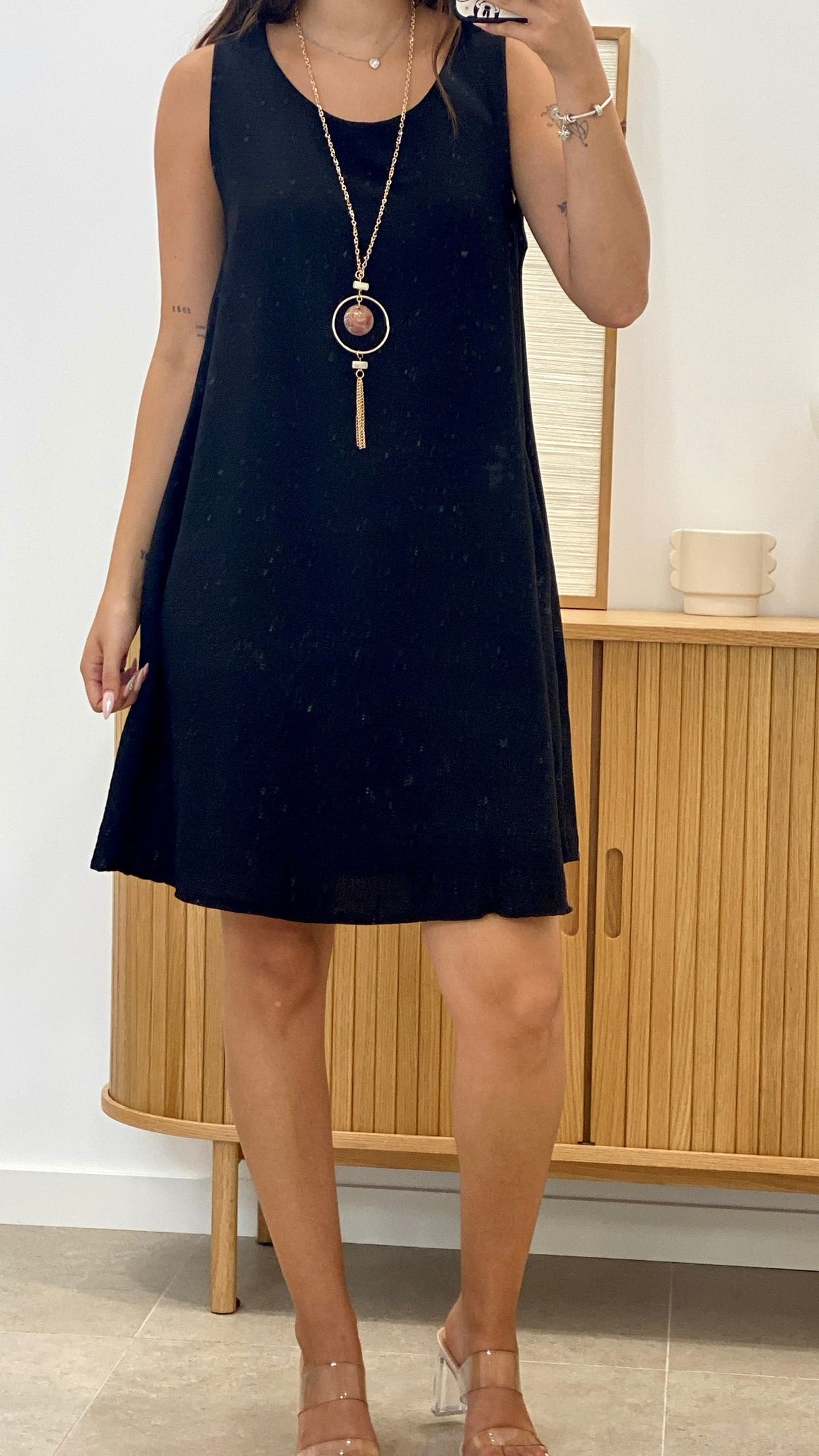 VESTIDO CORTO SIN MANGAS CON COLLAR