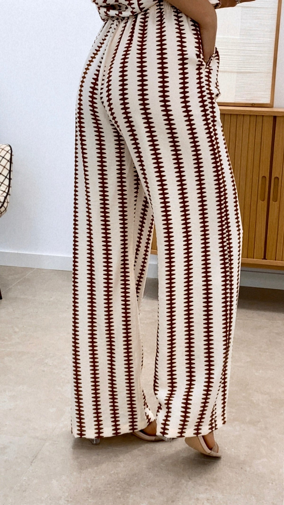 CONJUNTO DE CAMISA SIN MANGAS Y PANTALÓN ESTAMPADOS MARRÓN