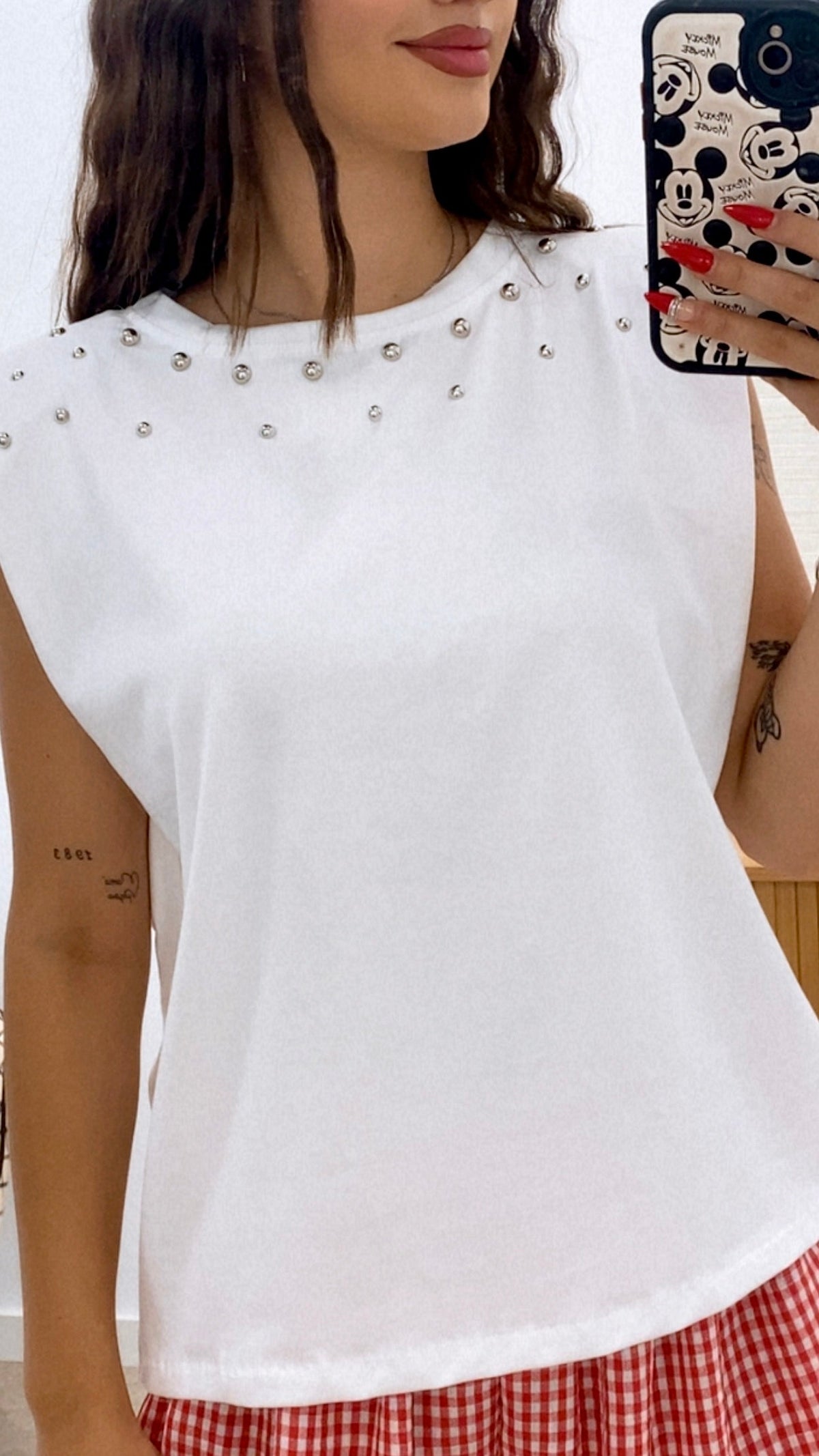 CAMISETA HOMBRERAS Y TACHAS