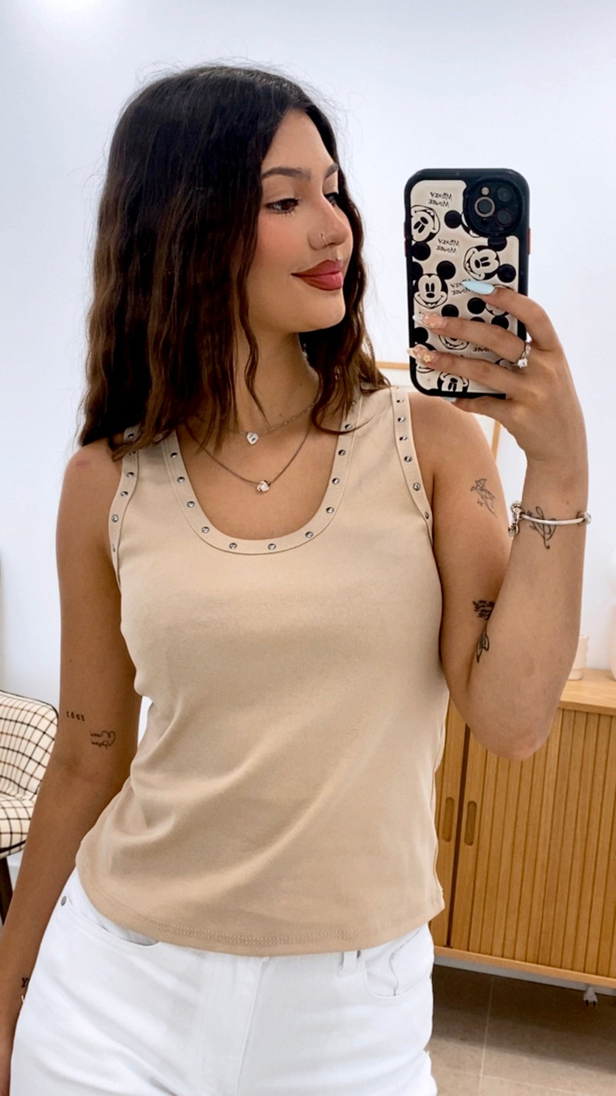 CAMISETA  UNICOLOR TIRANTE Y TACHAS