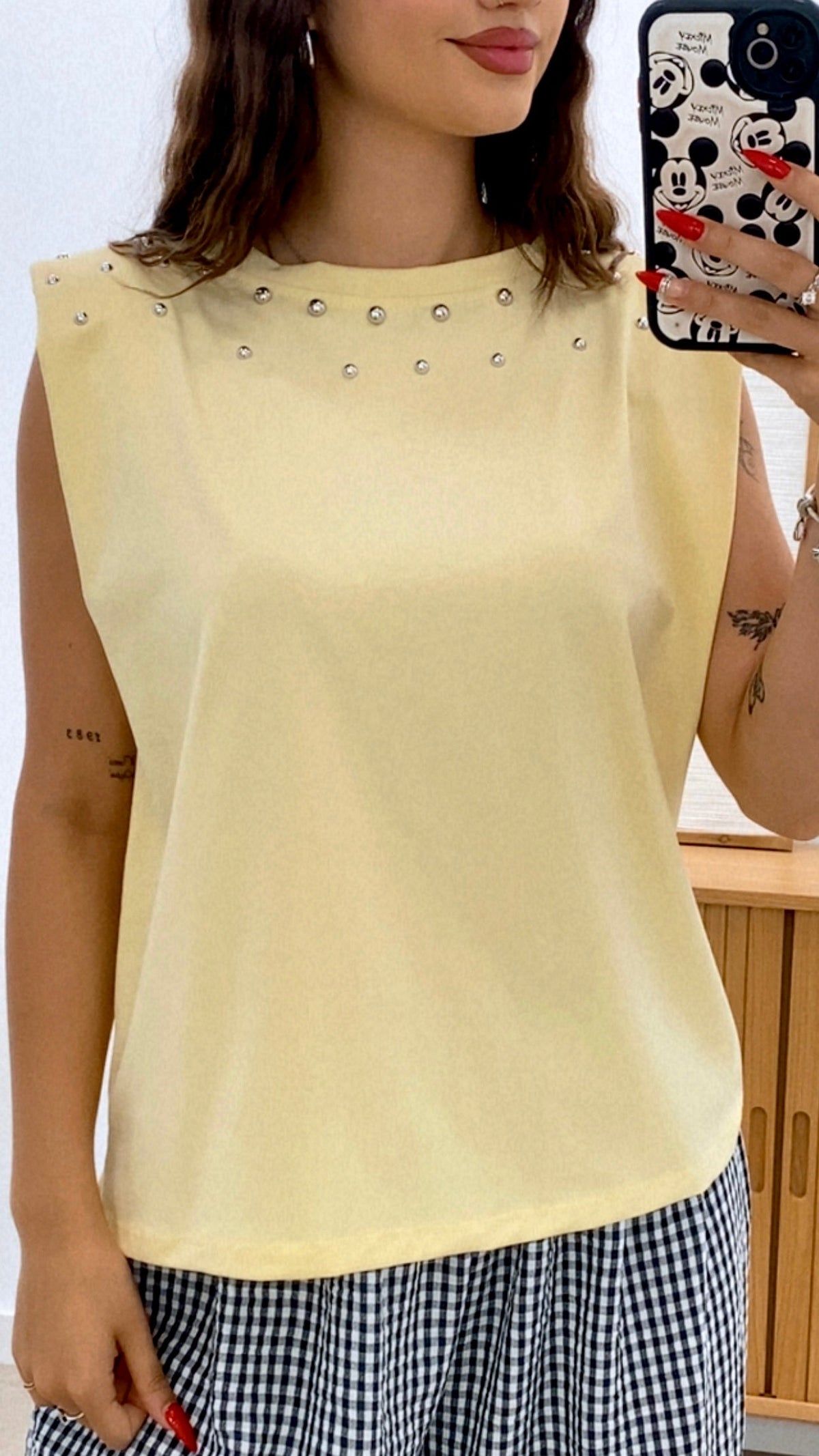 CAMISETA HOMBRERAS Y TACHAS