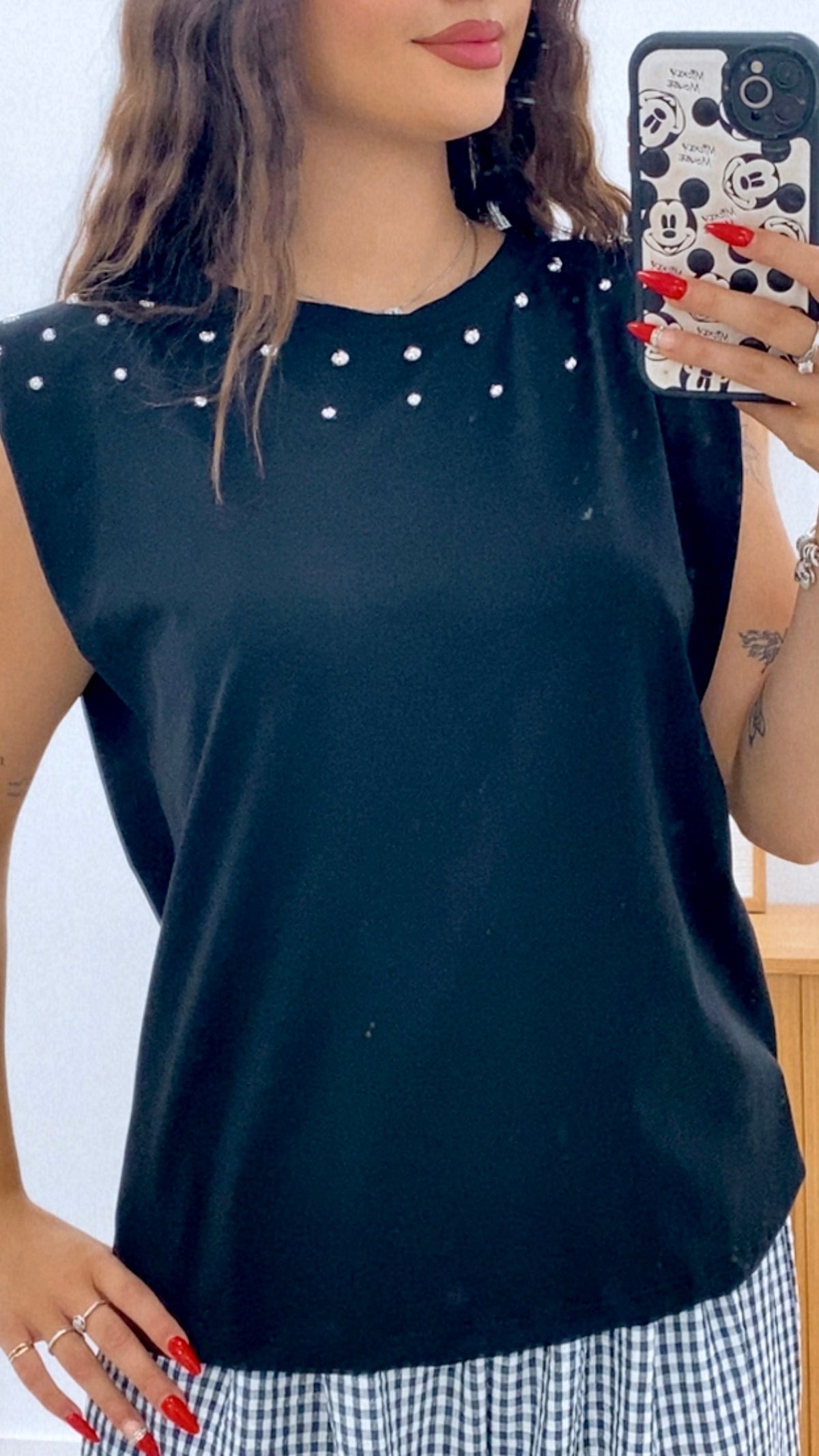 CAMISETA HOMBRERAS Y TACHAS
