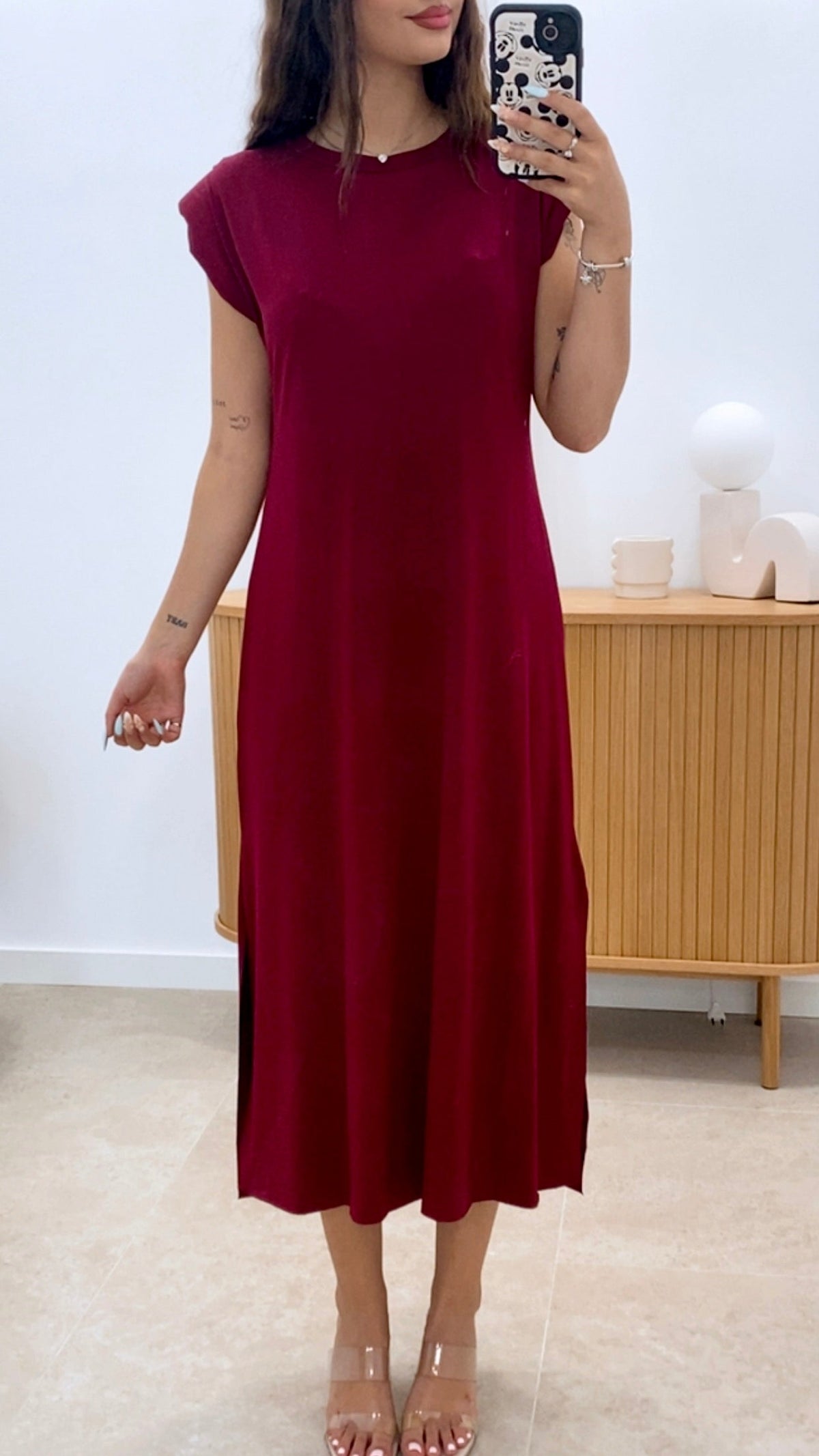 VESTIDO LISO HOMBRERAS