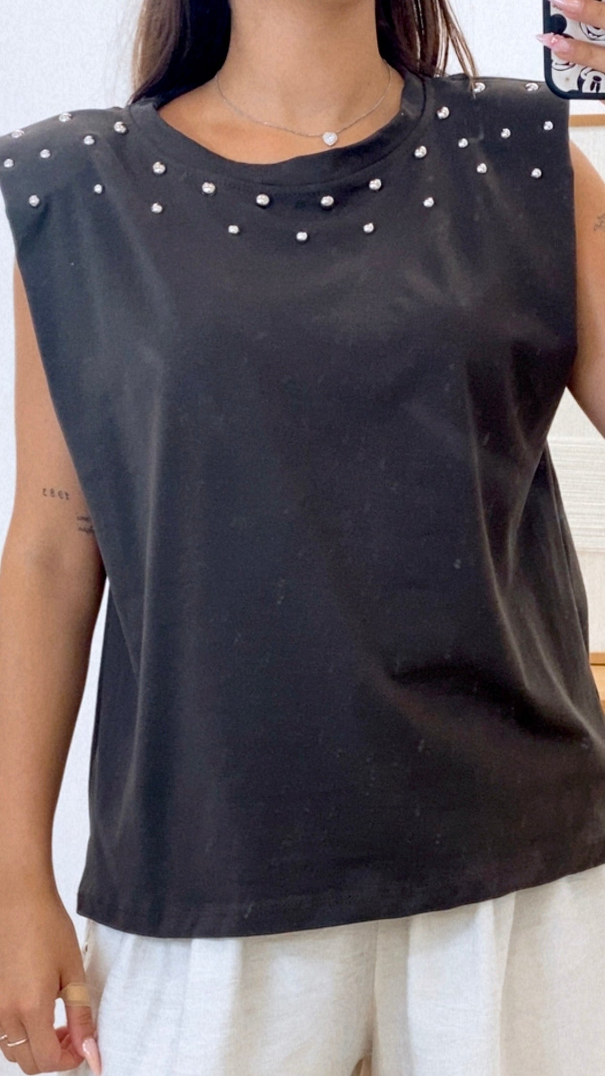 CAMISETA HOMBRERAS Y TACHAS