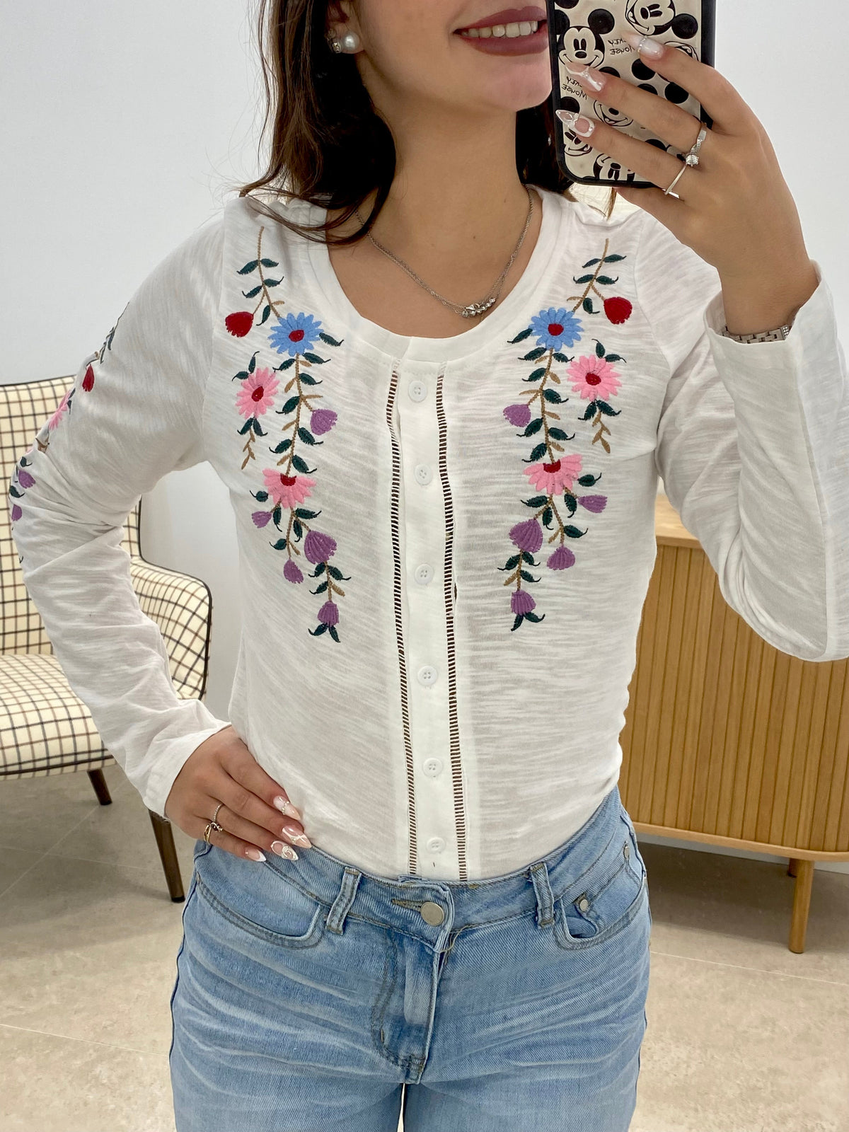 CAMISETA BORDADA BOTONES