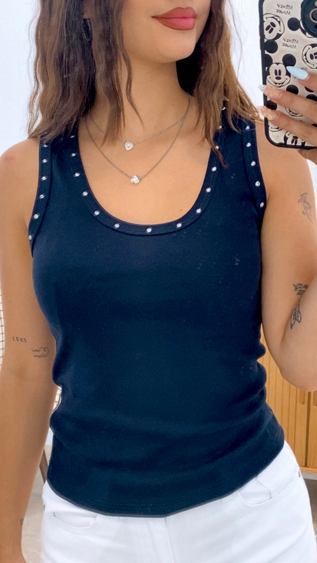 CAMISETA  UNICOLOR TIRANTE Y TACHAS